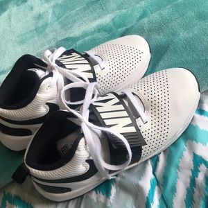 white nike team hustle 08’s SIZE:7y